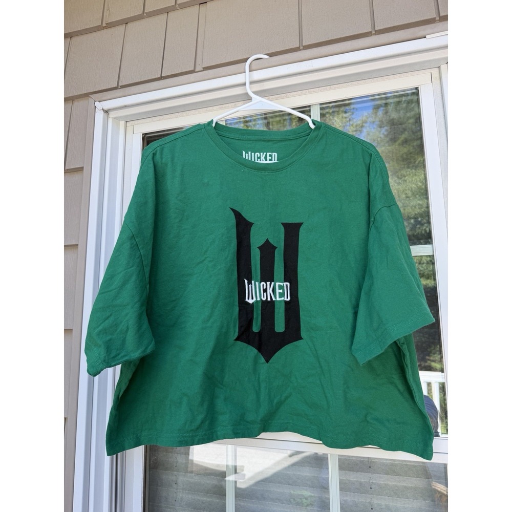 Wicked Movie Universal Studios Graphic T-Shirt Cropped Forrest Green Size Medium